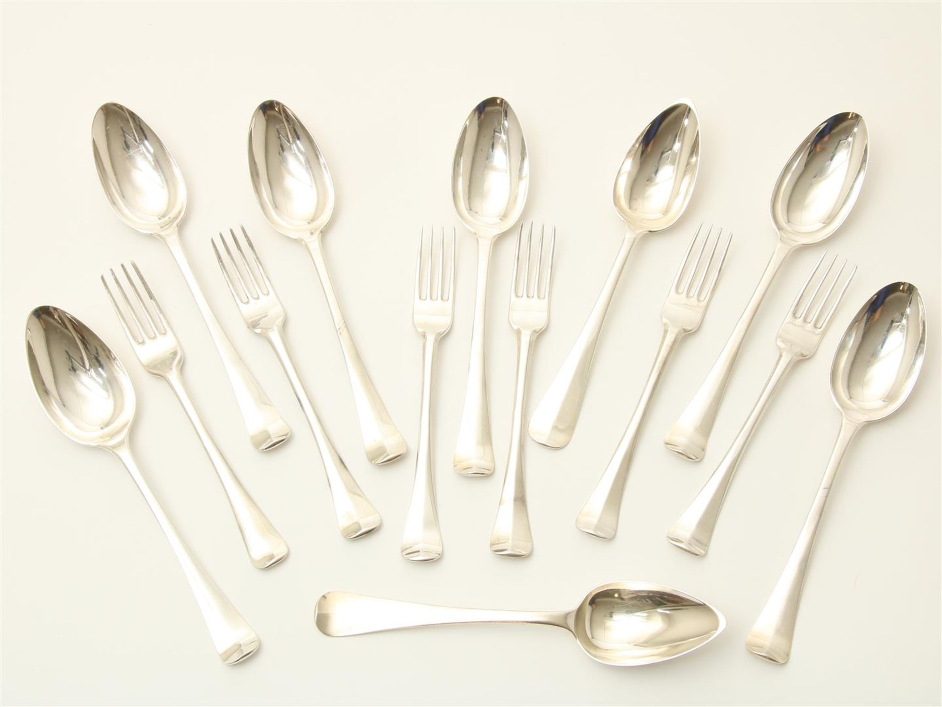 Series of 6 silver place settings with double hallmarks and 2 spoons, gross weight 900 grams.