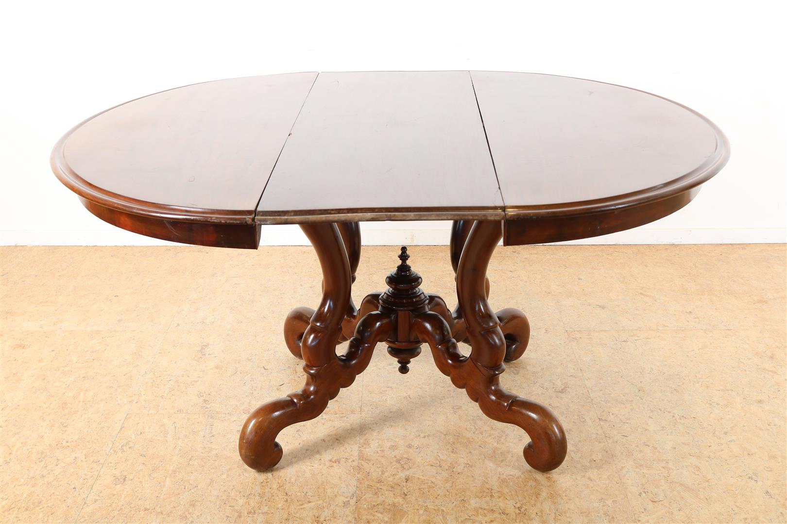 Mahogany Biedermeier coulisse table on spider head leg, 19 century, 74 x 135 x 108 cm, with - Image 5 of 7
