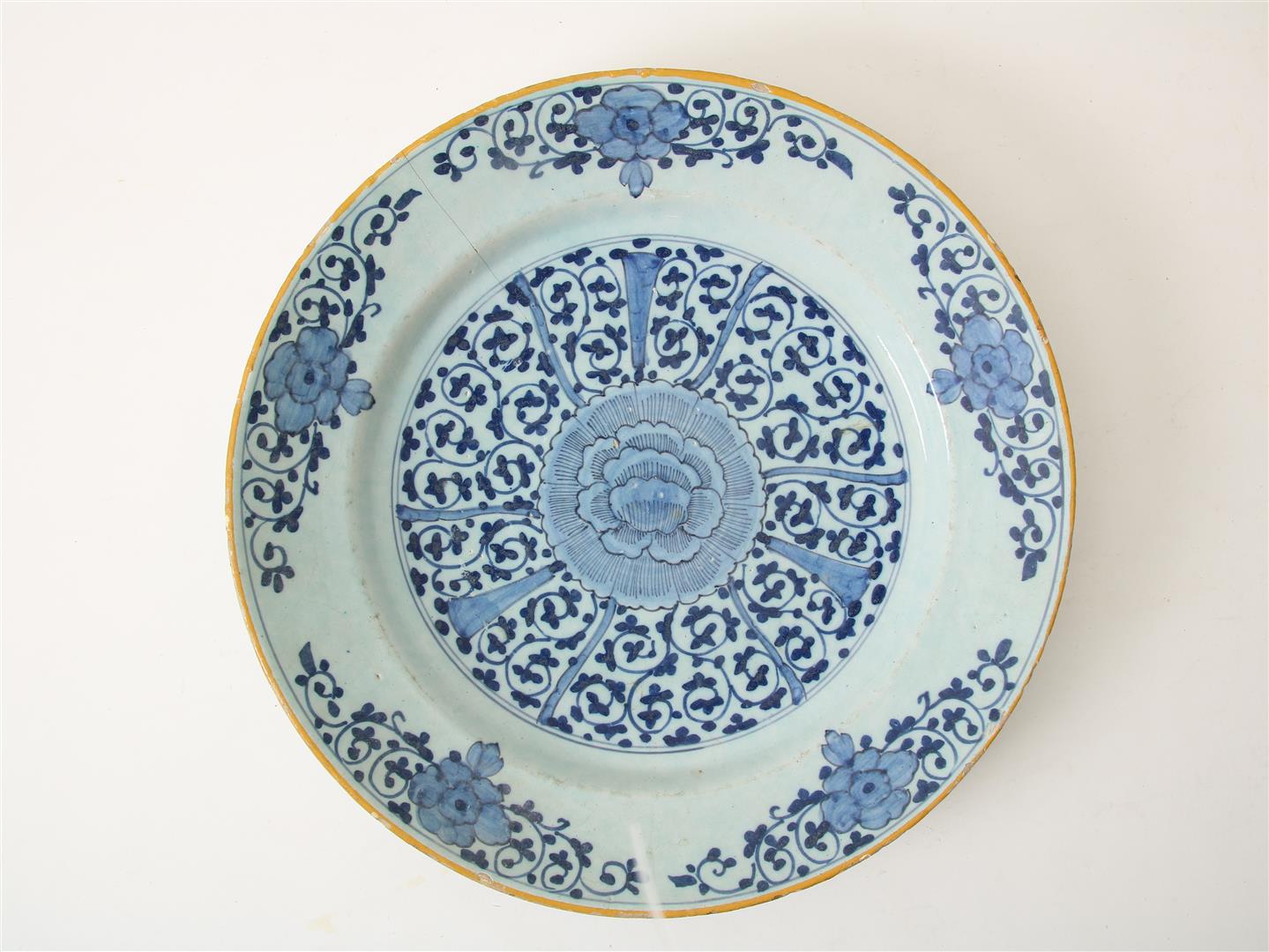 Set of earthenware dishes with central decoration of stylized flowers and edge decoration of - Image 2 of 6