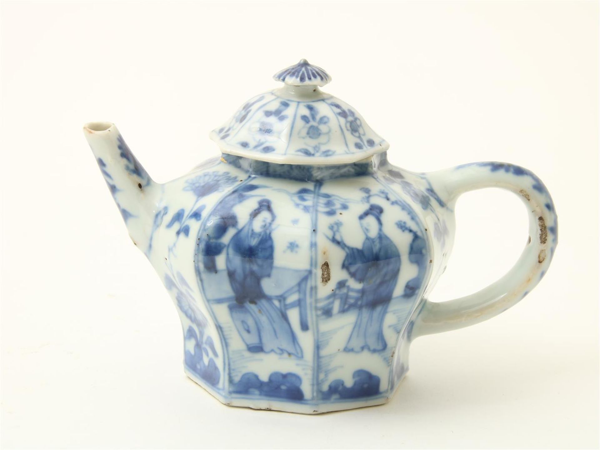 Porcelain lobed Kangxi teapot with long frame and floral decoration, China 18th century, height 10