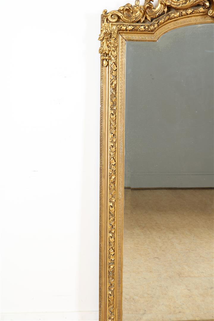 Cut mirror in gold lacquer Louis XV style frame crowned with rocaille motifs, 20th century, 165 x - Image 2 of 4