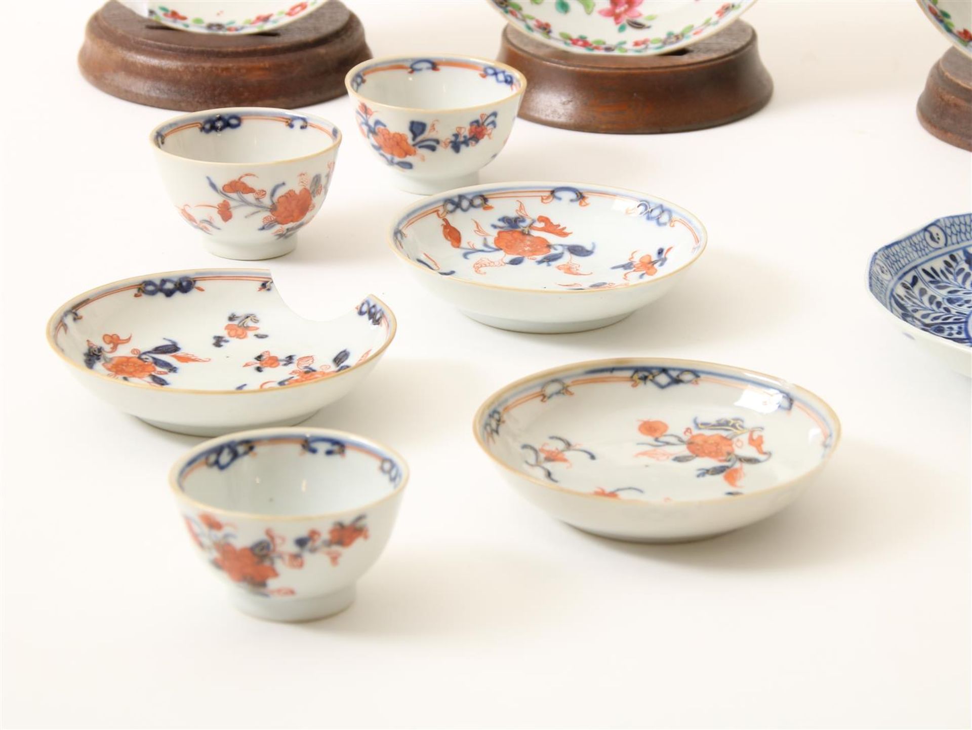 Series of 5 Qianlong cups and saucers with flower decor, China 18th century (3 saucers and 1 cup - Image 2 of 6