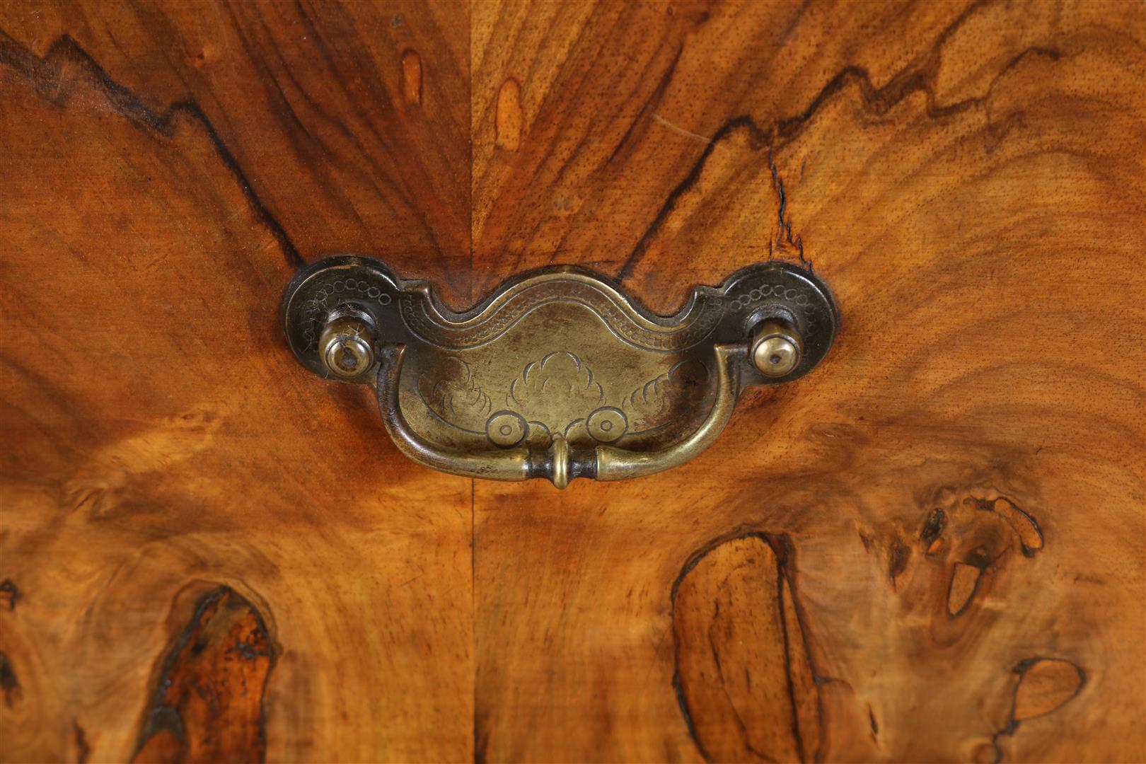 Carrot nuts William & Mary chest of drawers in two divisions. The upper cabinet with five drawers, - Image 6 of 6