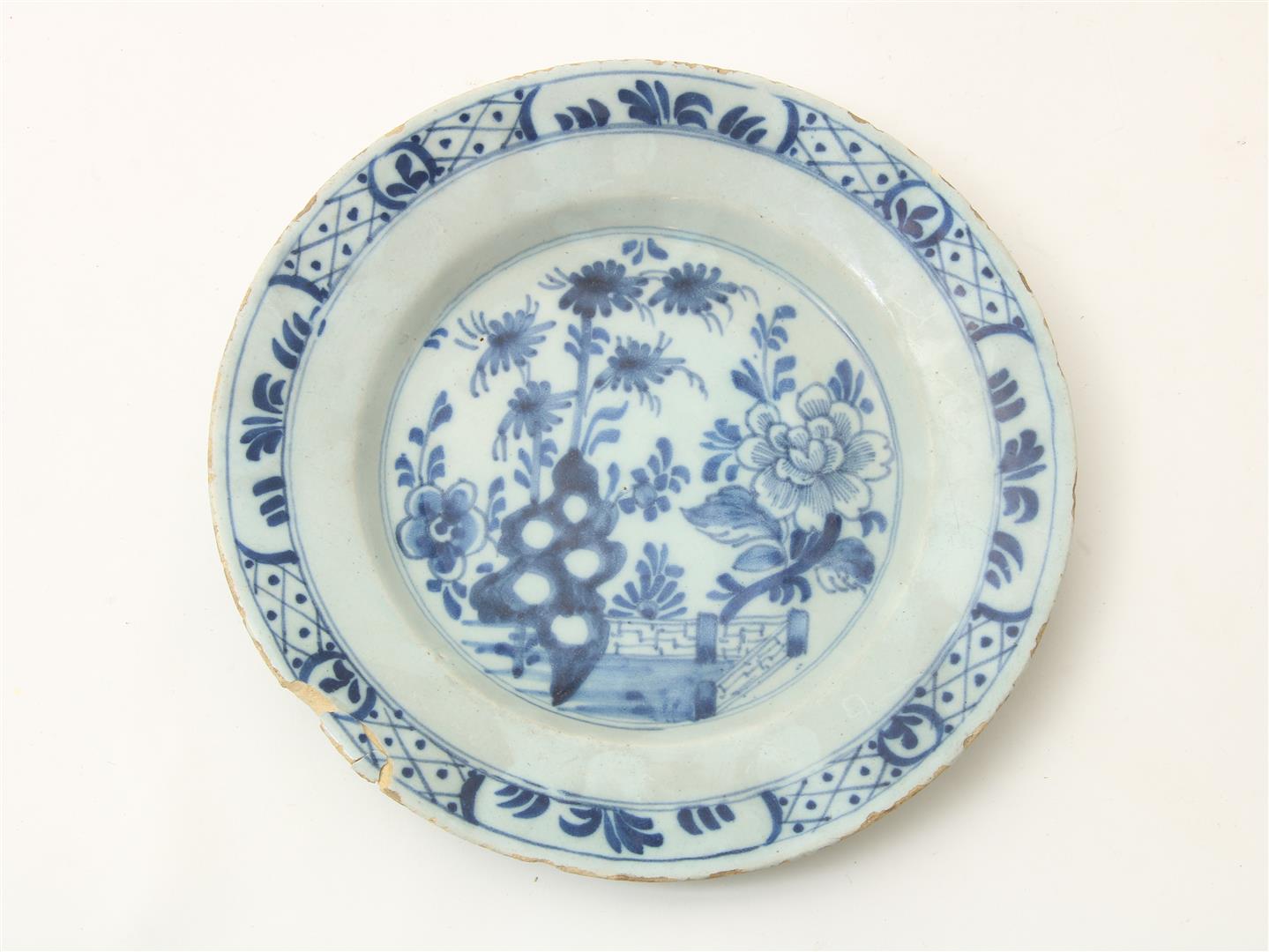 Lot of 3 earthenware plates, 2 with Chinoiserie decor and 1 decorated with flowers, Delft 18th - Image 2 of 6