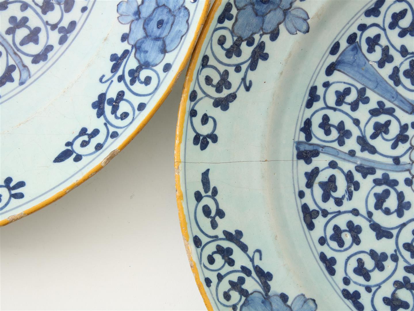 Set of earthenware dishes with central decoration of stylized flowers and edge decoration of - Image 6 of 6