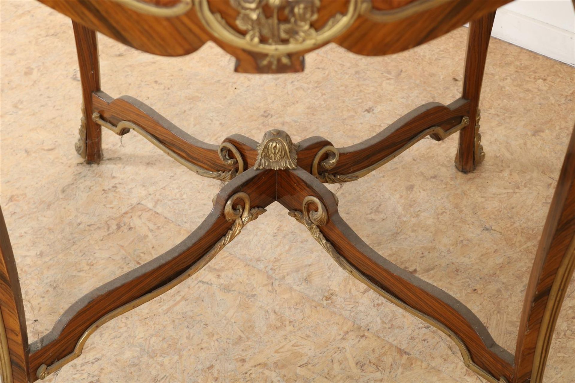 Walnut with fruit wood Louis XV style table with marble top (defects) and bronze fittings, 20th - Image 3 of 6