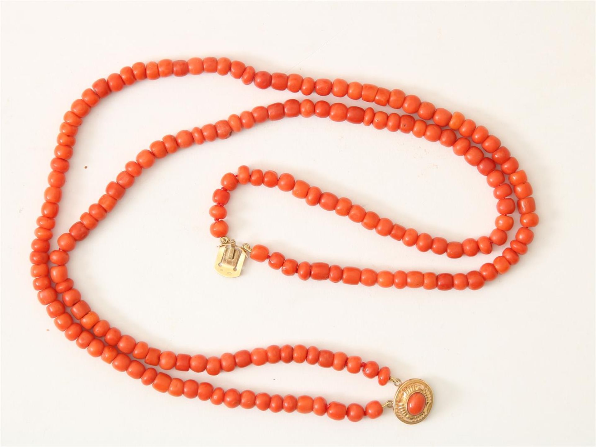 Red coral 2-way necklace with a round gold clasp set with red coral, l.46 cm. - Image 2 of 3