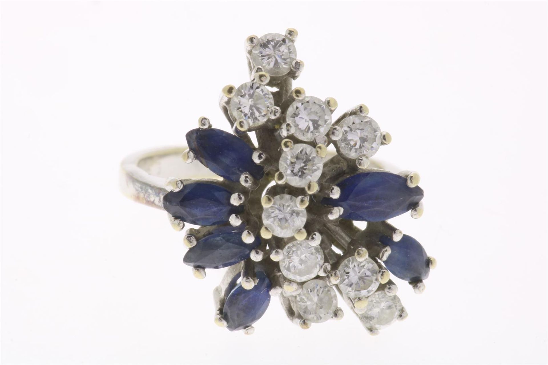 White gold cocktail fantasy ring set with blue sapphire and brilliant cut diamonds approx. 0.90 crt.