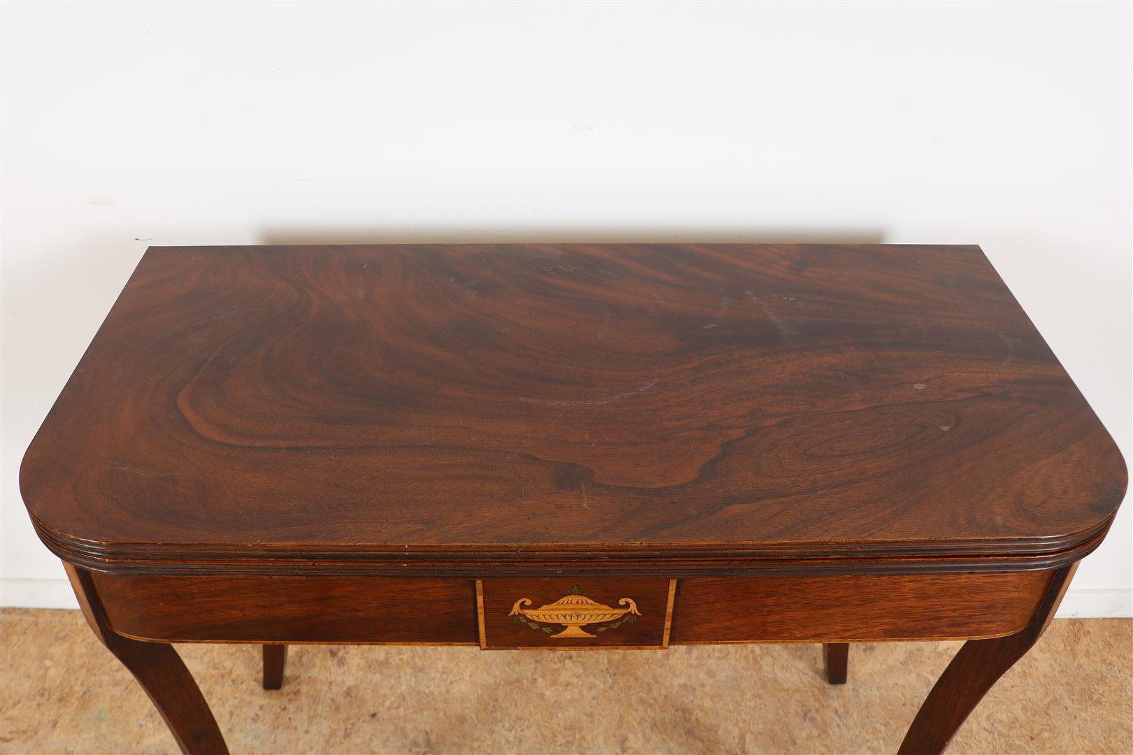 Mahogany Georgian-style coffee/breakfast table with folding top, inlaid vase in skirting boards - Image 6 of 6