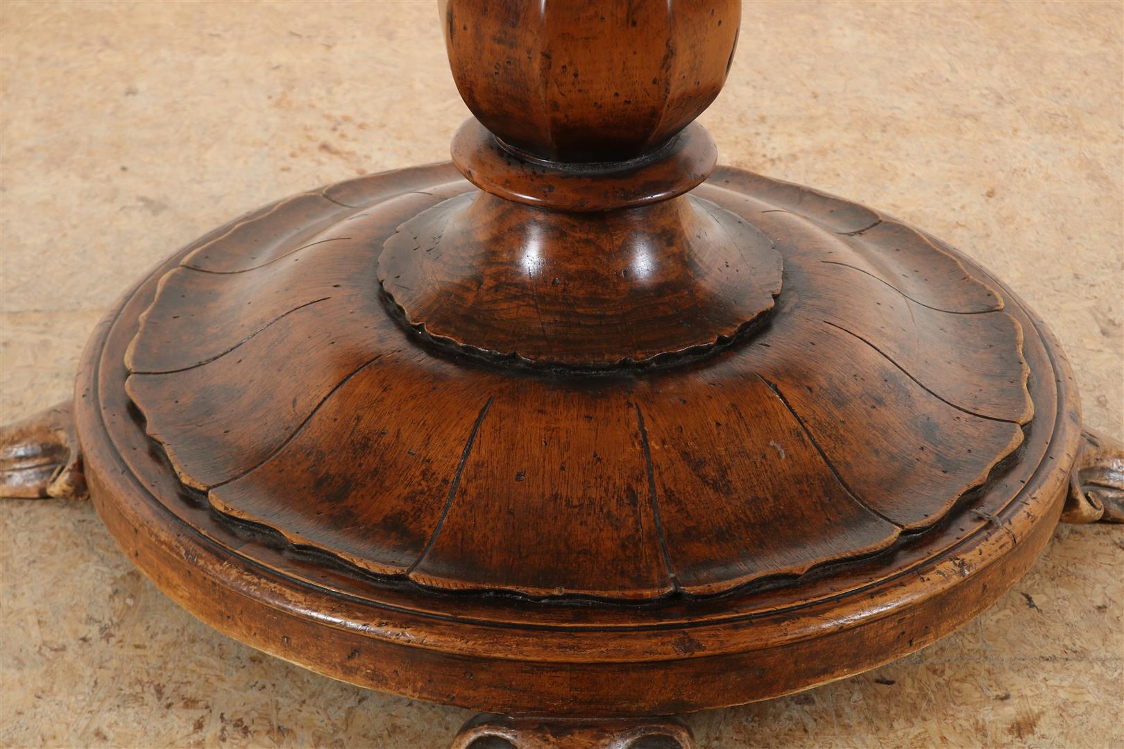 Walnut veneered Biedermeier-style table on column leg ending in round plateau and 2 plinth - Image 3 of 6