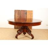 Mahogany Biedermeier coulis table on column leg ending in 4 sprants with carved flowers and acanthus