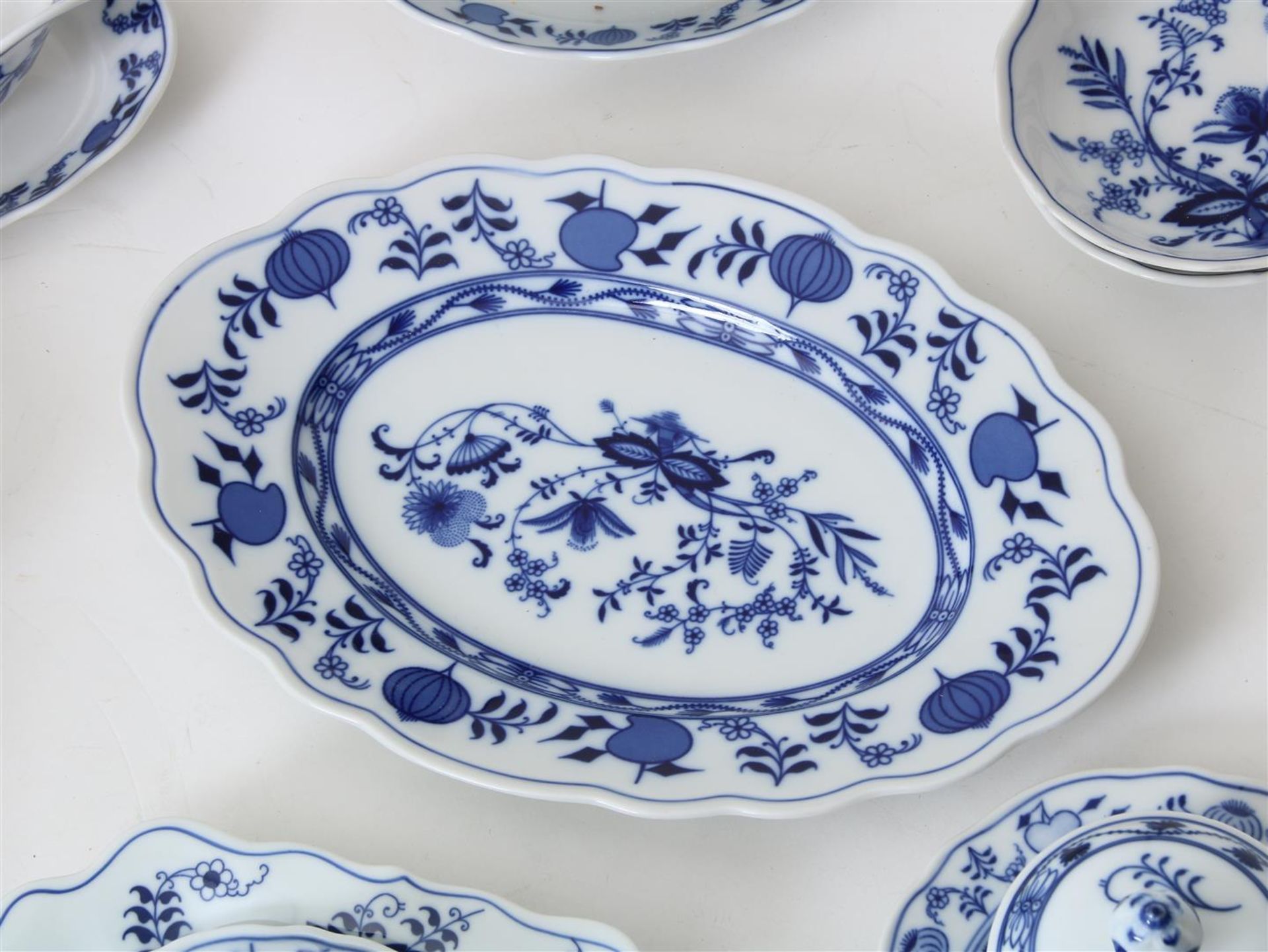 Approximately 50 pieces of porcelain tableware with zwiebelmuster decor, including bowls, - Image 6 of 9