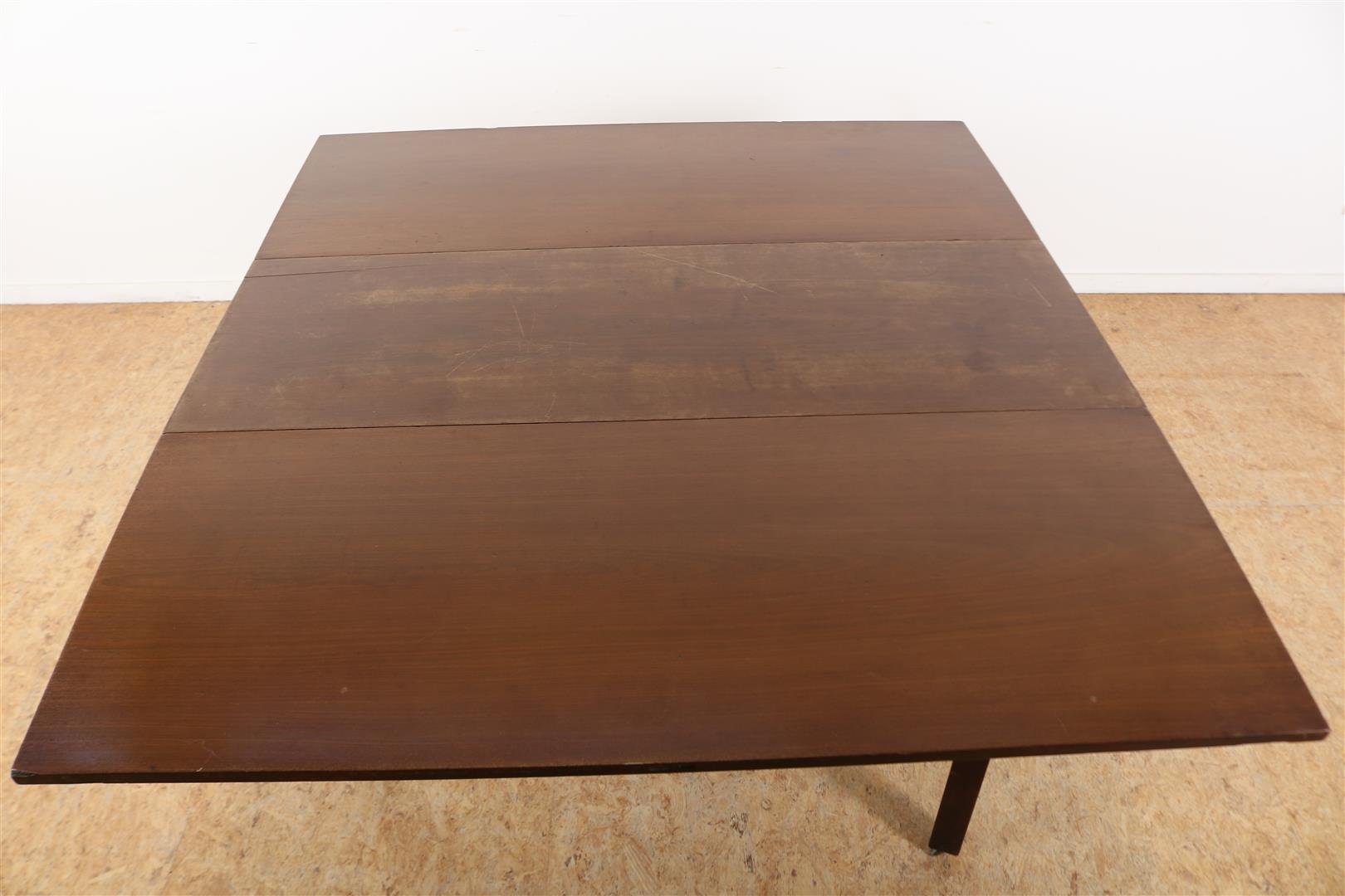 Mahogany drop-leaf table on block legs, 72 x 140 x 124 cm. (scratches on page) - Image 3 of 5