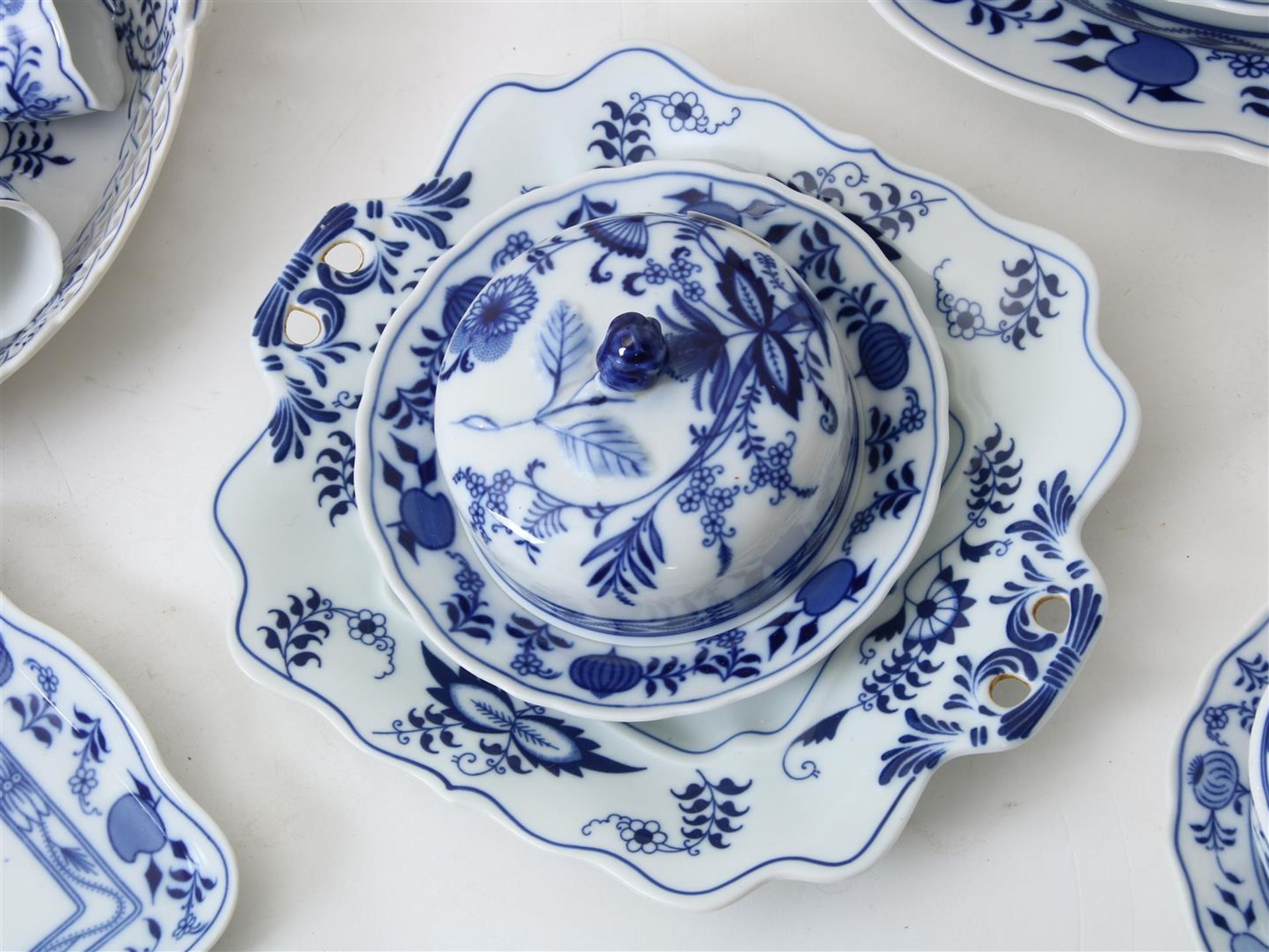 Approximately 50 pieces of porcelain tableware with zwiebelmuster decor, including bowls, - Image 5 of 9