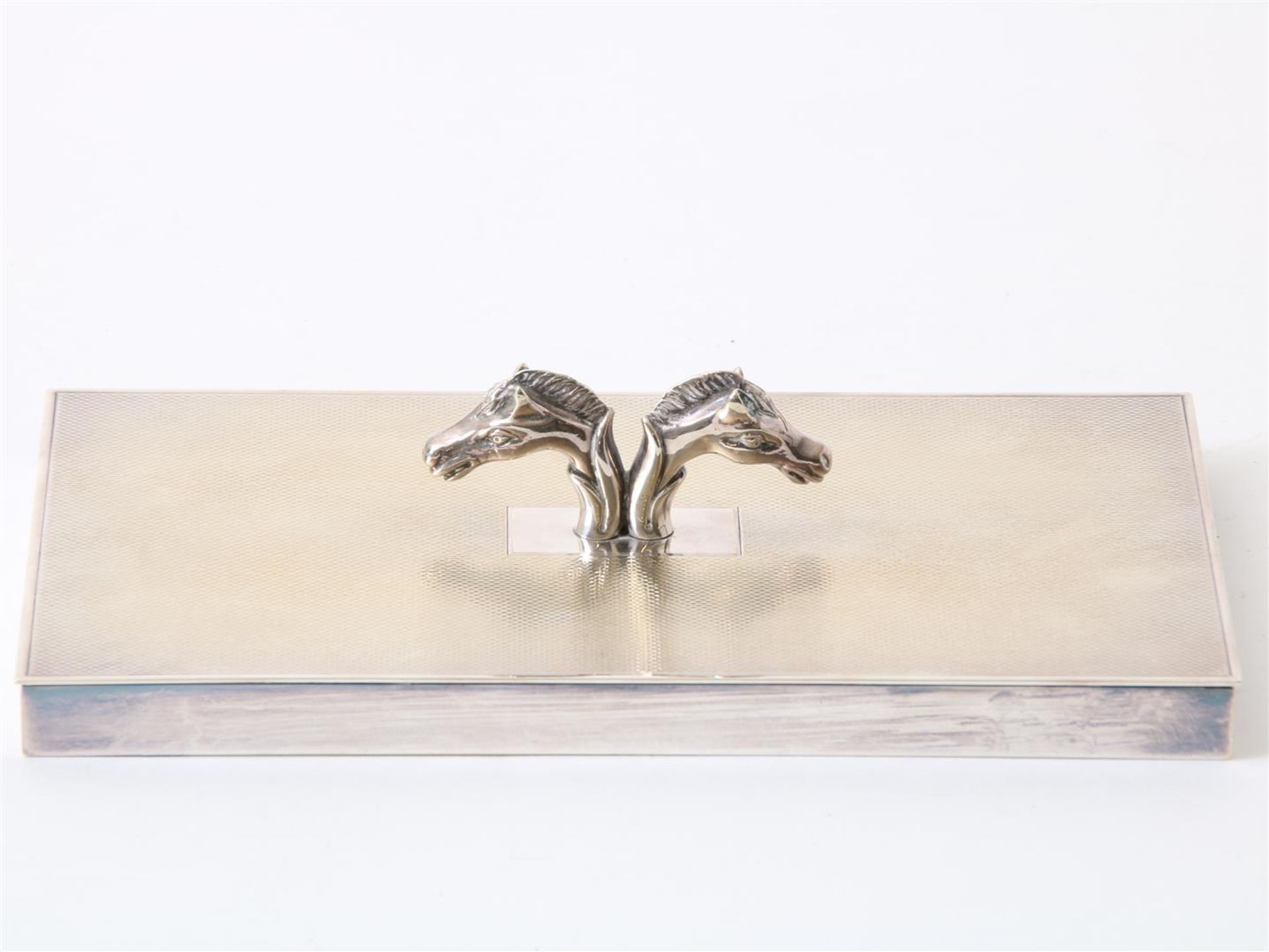 Silver-plated cigarette box crowned with 2 horse heads and with 3 cedar wood inner compartments,