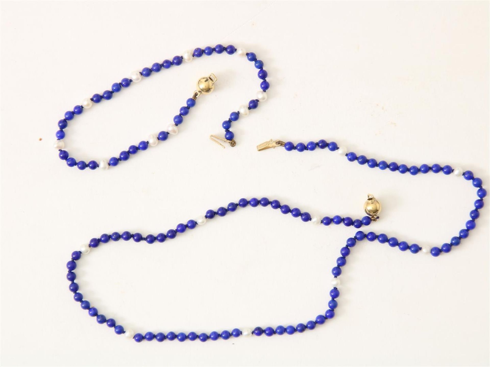 Lapis with freshwater pearl set with gold ball clasp l.18 and 38 cm. - Image 2 of 2