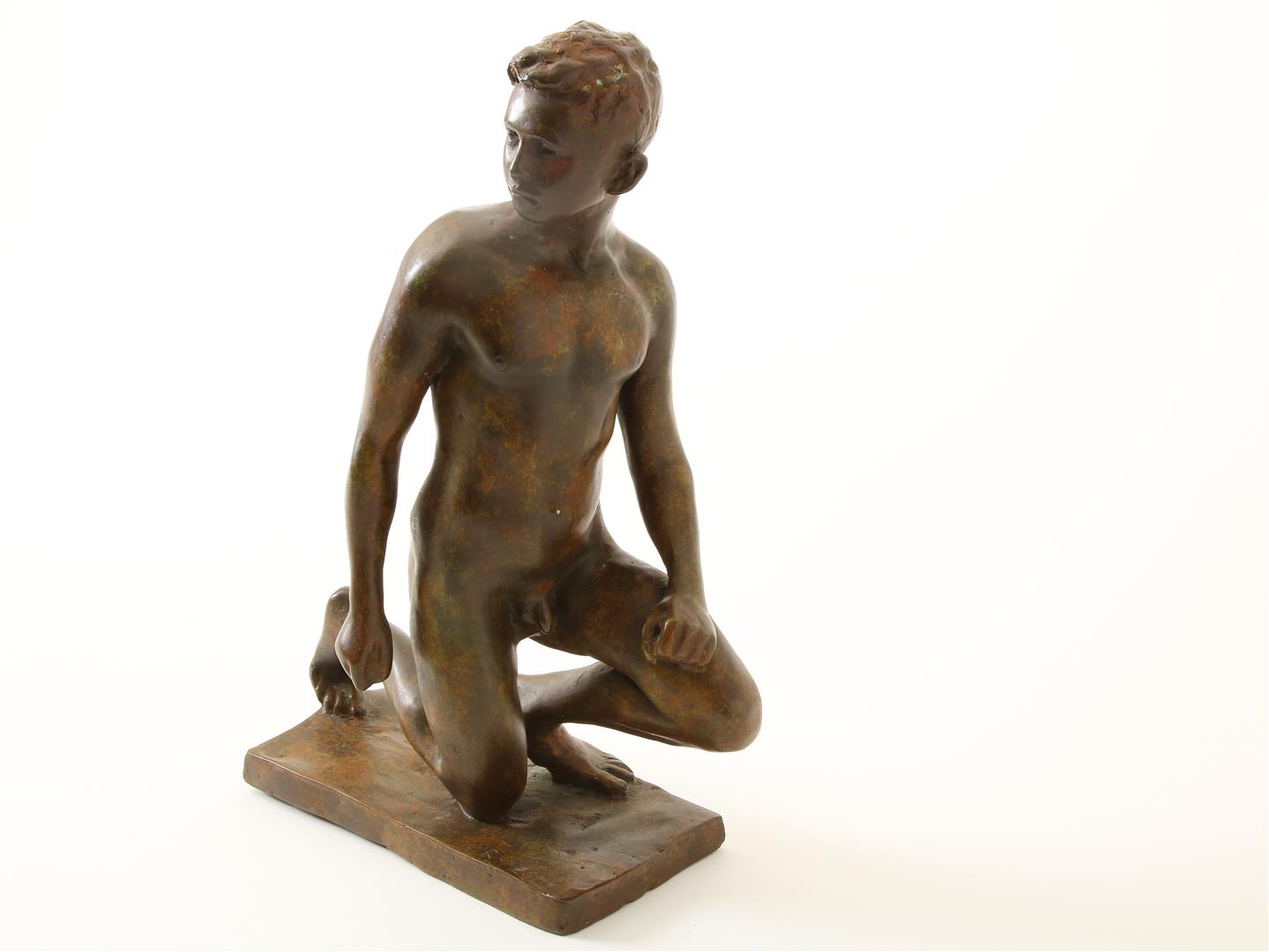 Richard Knecht (1887-1966) Kneeling boy, signed on base, bronze, 40 x 23 x 11 cm. - Image 2 of 3