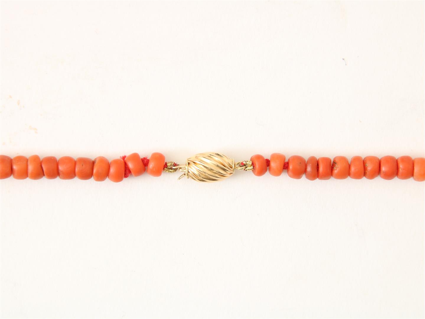 Red coral necklace on gold clasp 585/000, length 38 cm.