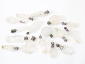 Lotvan 16 geslepen kristallen parfumflesjes met zilveren doppen