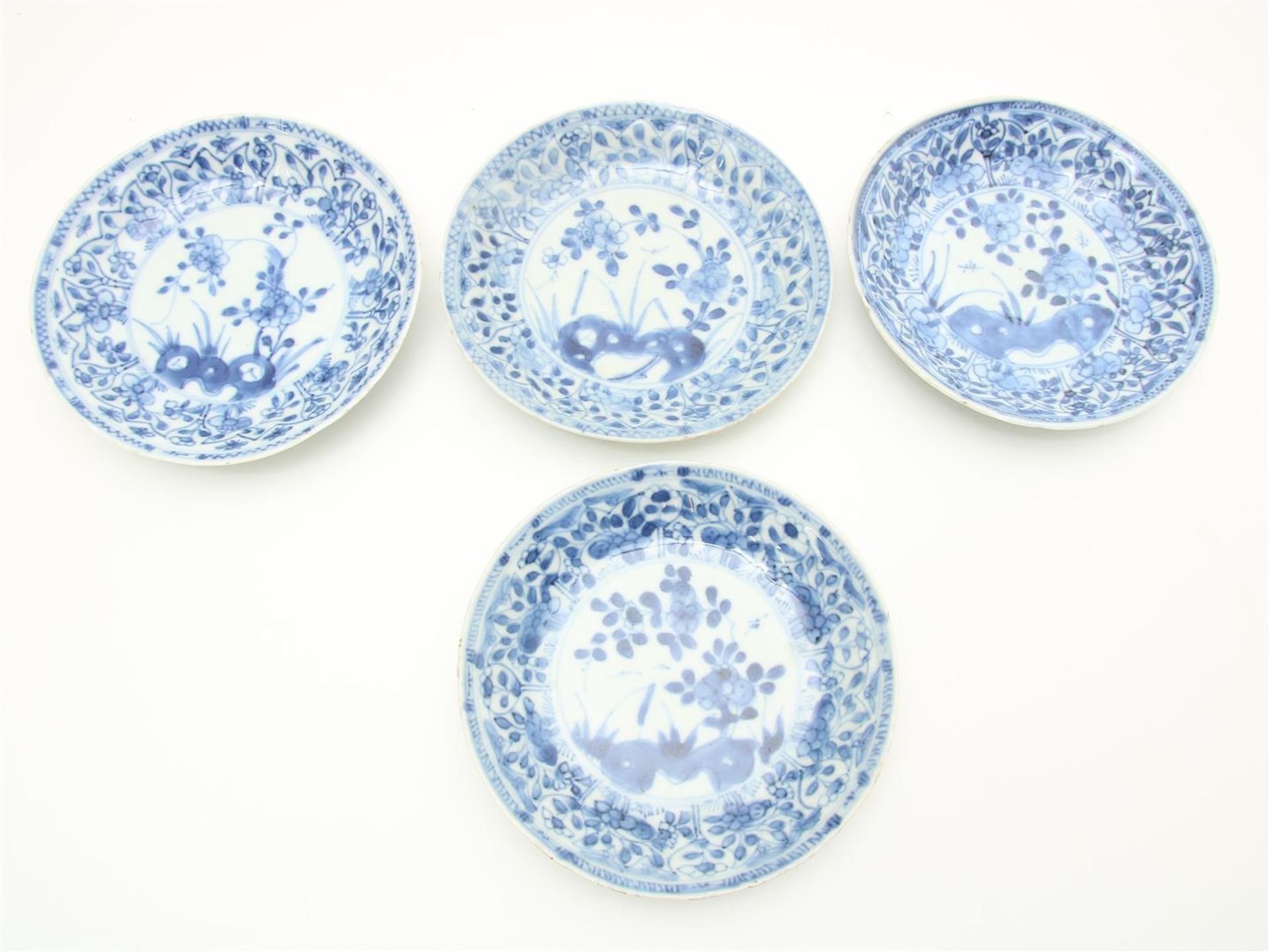 Set of 4 porcelain Qianlong saucers 