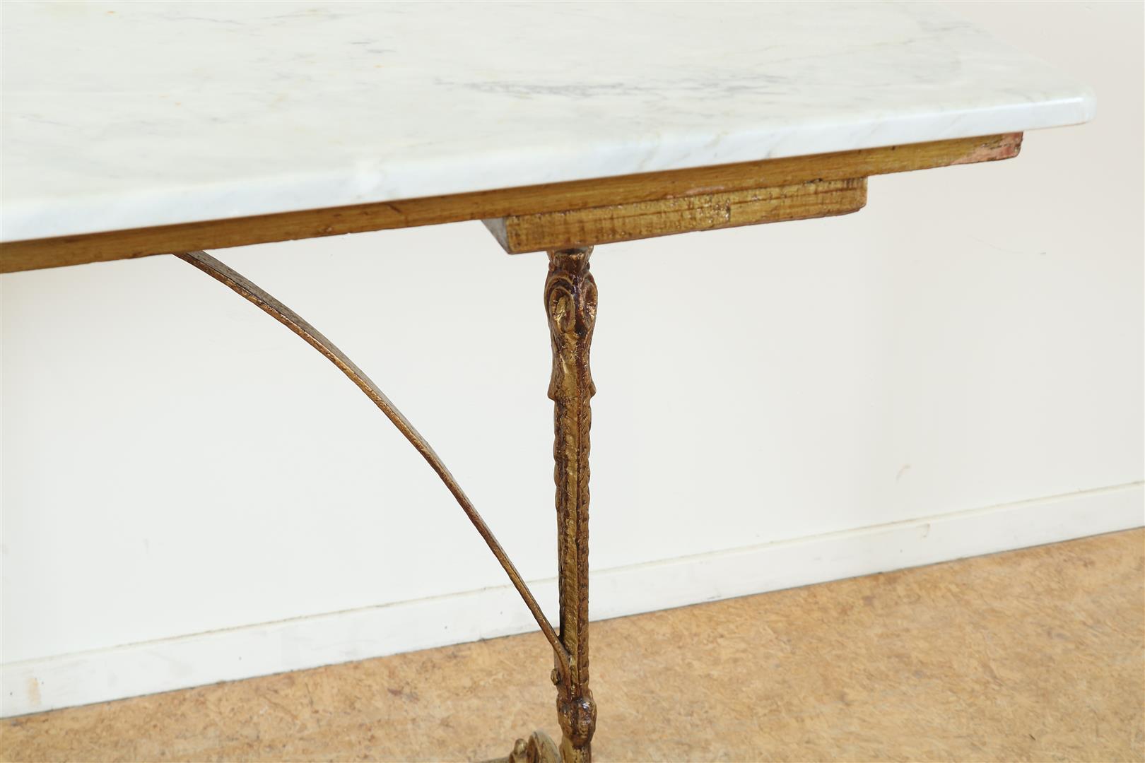 Serving table on gilded cast iron base with leaves and tendrils relief with original marble top on - Image 3 of 4