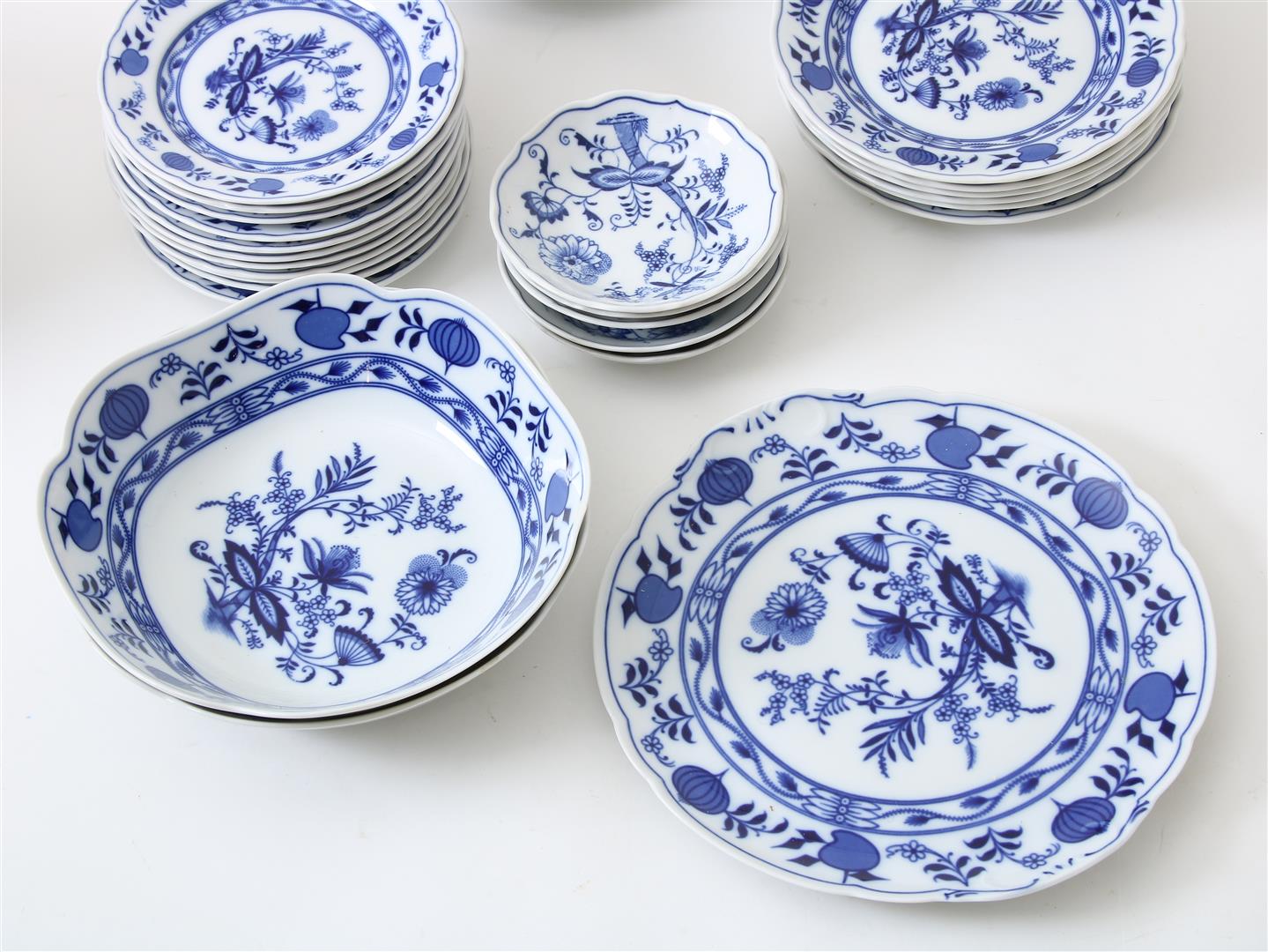 Approximately 50 pieces of porcelain tableware with zwiebelmuster decor, including bowls, - Image 9 of 9