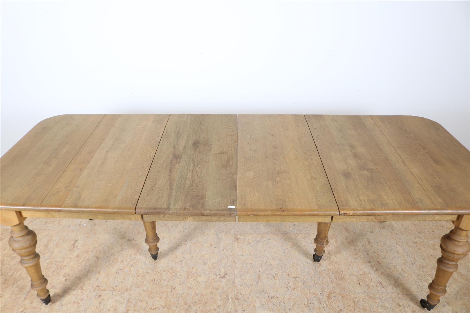 Oak wings table on turned legs ending in brass wheels, 78 x 162 x 98 cm. 2 oak intermediate leaves - Image 2 of 6