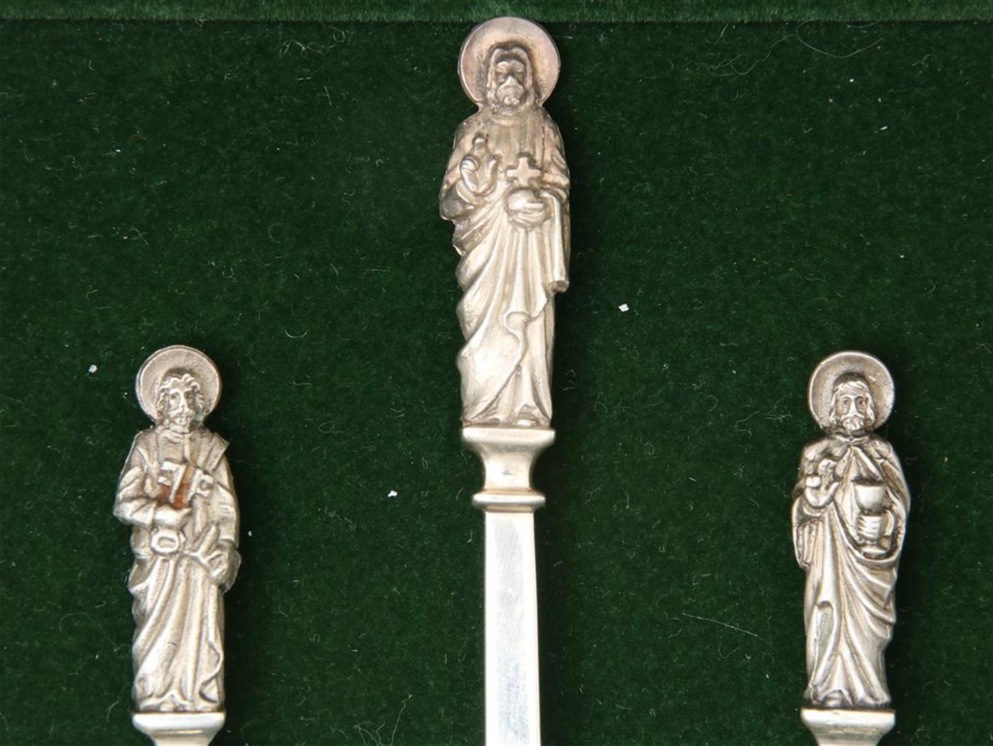 Series of 13 silver apostle spoons in case, Eneland Birmingham, 925/000, gross weight 420 grams. - Image 2 of 3
