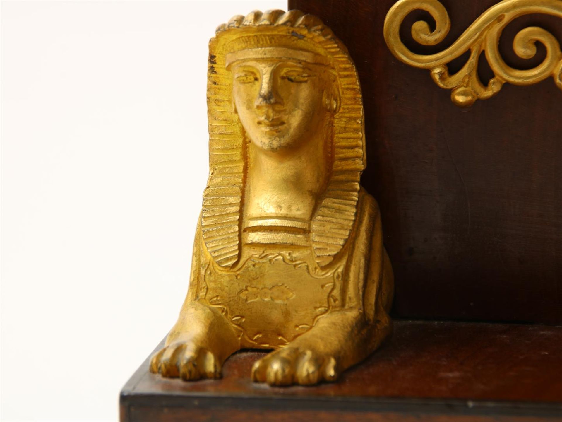Empire mantel clock in mahogany case with white enamel dial with Roman numerals and fire-gilt Sphinx - Image 5 of 5