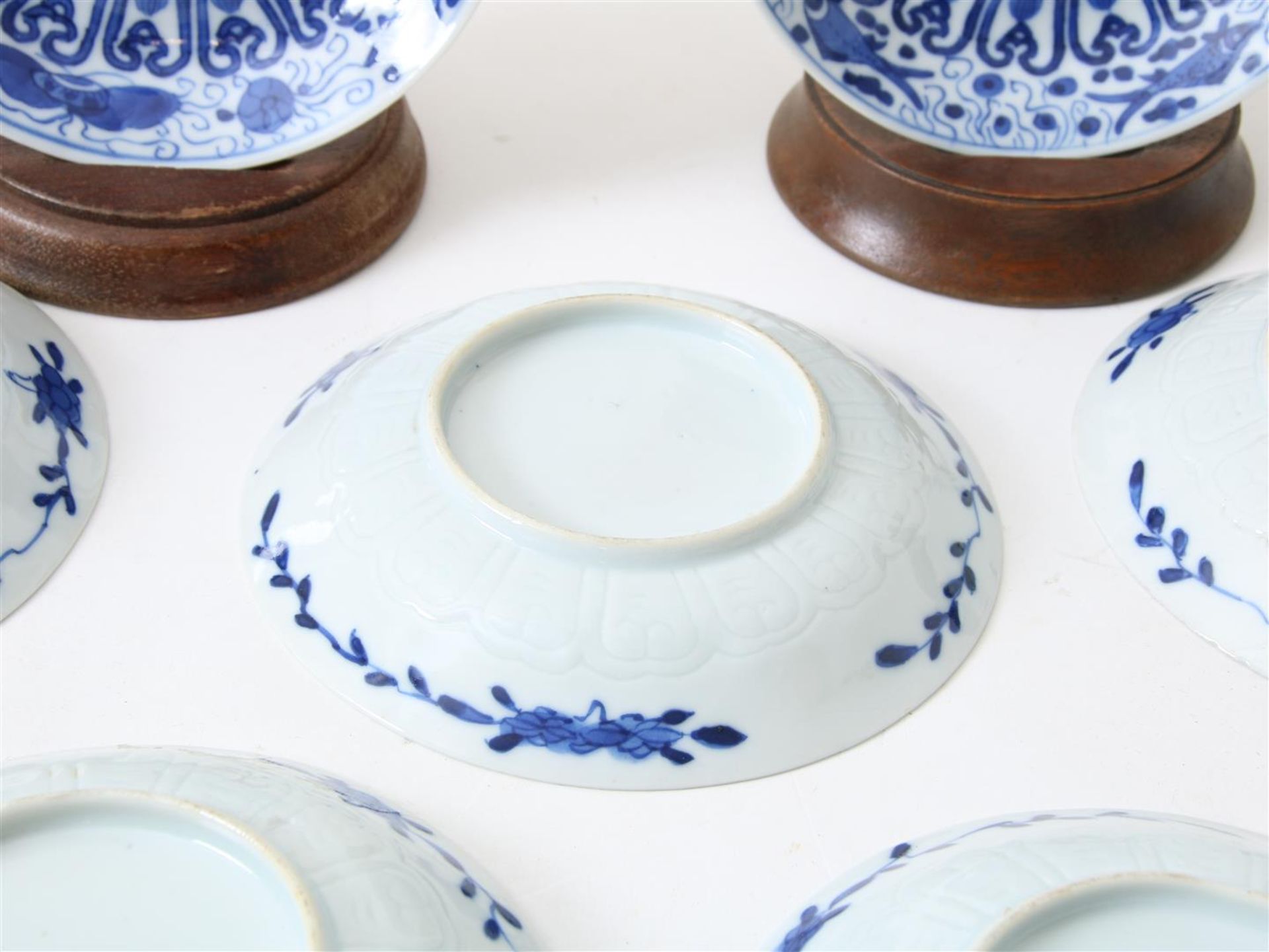 Lot of 12 porcelain cups and 11 saucers decorated in blue with perch and butterfly decor, China - Image 16 of 19