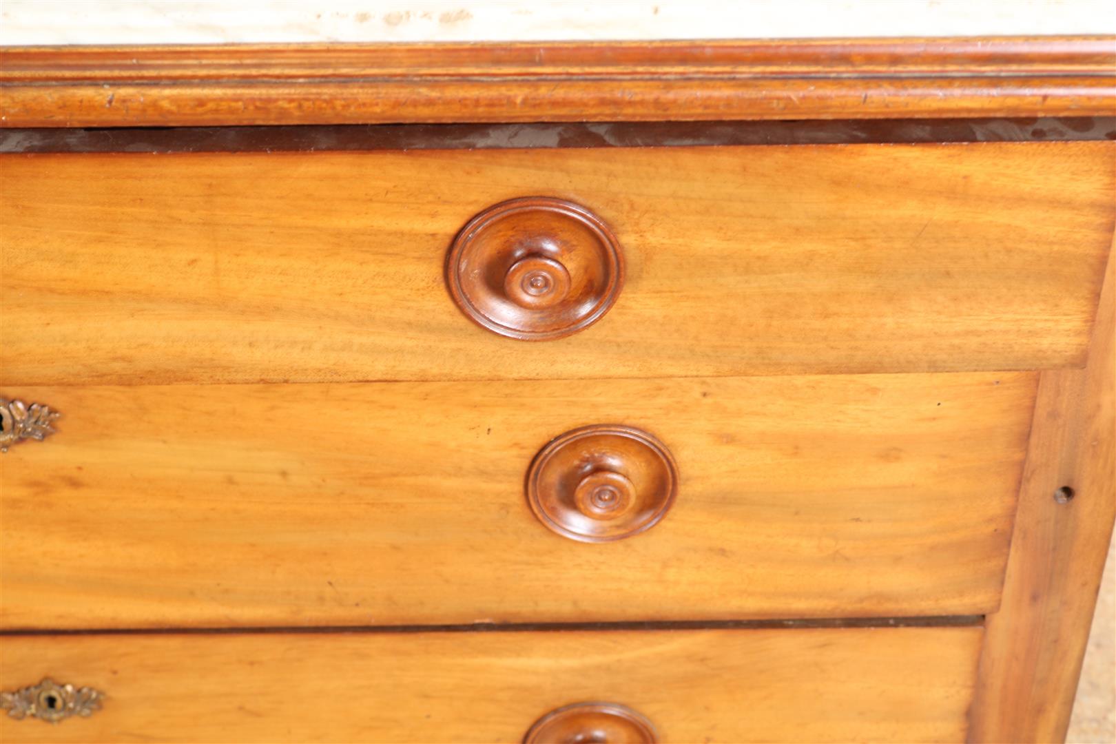 Mahogany laundry chest with marble top on 4 drawers with wooden pulls, 19th century, 77 x 125 x 76 - Image 3 of 5