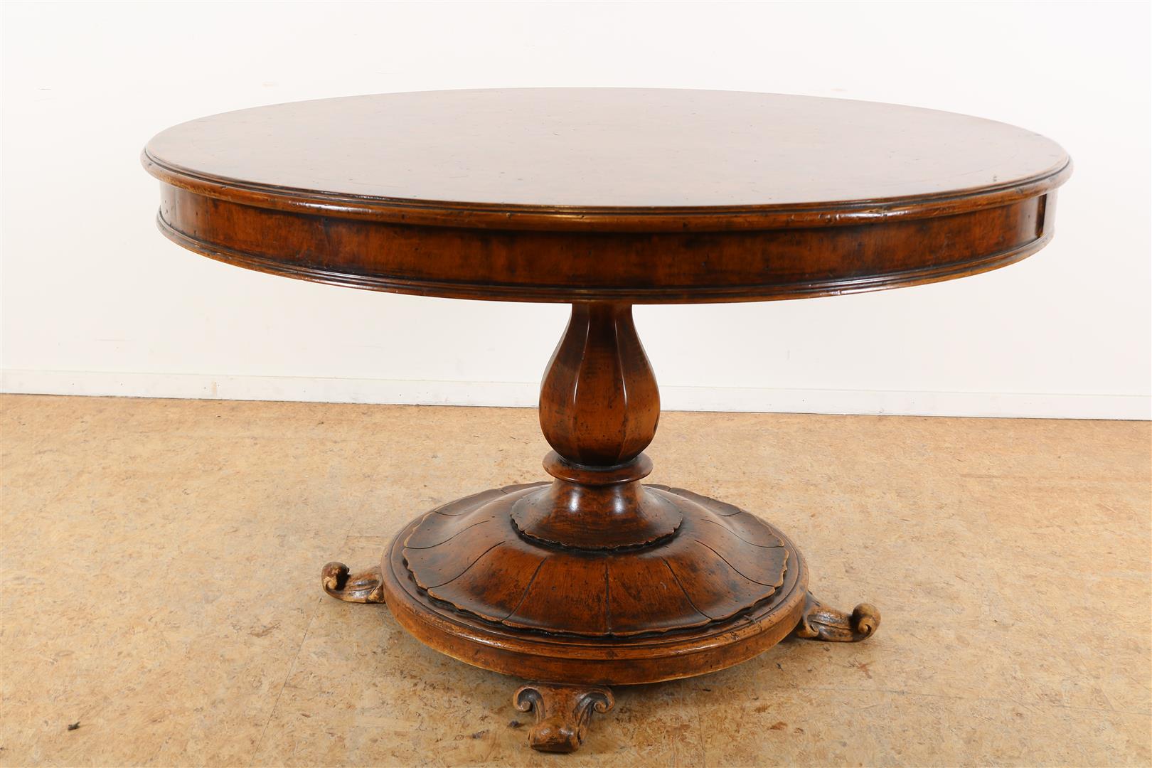 Walnut veneered Biedermeier-style table on column leg ending in round plateau and 2 plinth