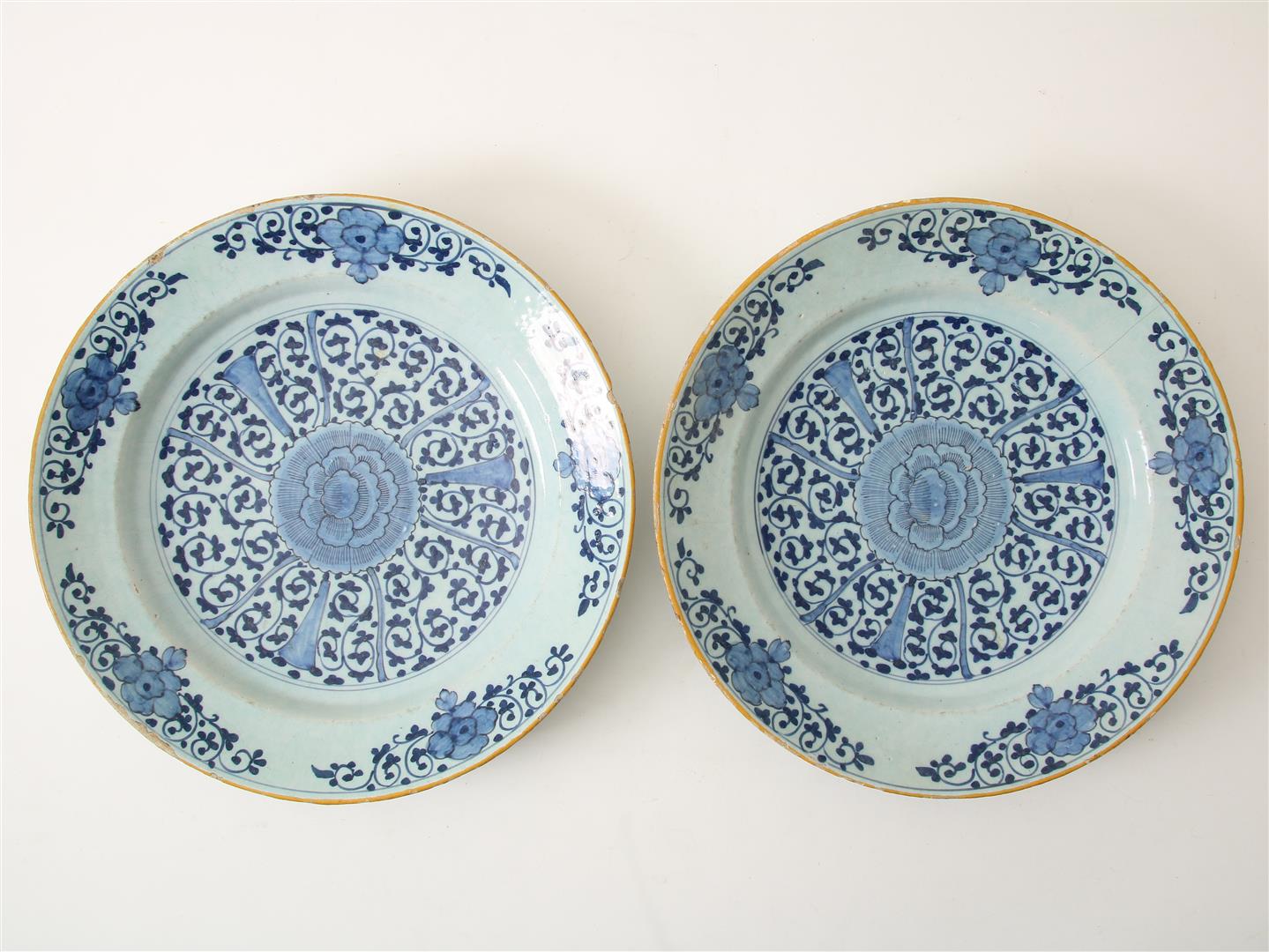 Set of earthenware dishes with central decoration of stylized flowers and edge decoration of