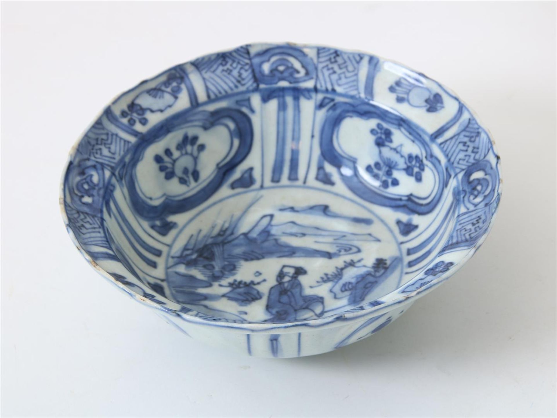 Kraak porcelain bowl decorated with landscape and flowers in Wanli motifs, China Wanli ( - Image 2 of 4