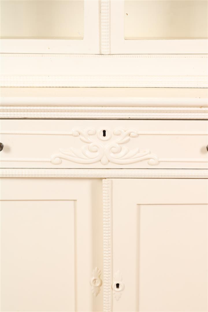 Painted white Biedermeier bonheur with carved crest, 2 glass doors, a drawer and 2 panel doors, 19th - Image 4 of 5