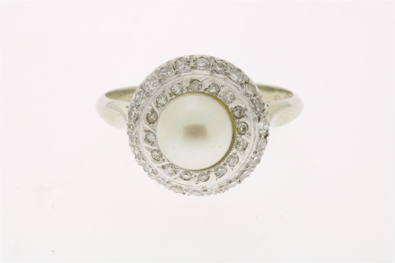 White gold ring centrally set with a cultured pearl, in a double entourage of diamond, approximately