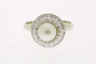 White gold entourage ring set with pearl and diamonds