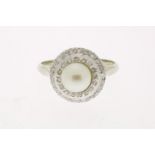 White gold ring centrally set with a cultured pearl, in a double entourage of diamond, approximately