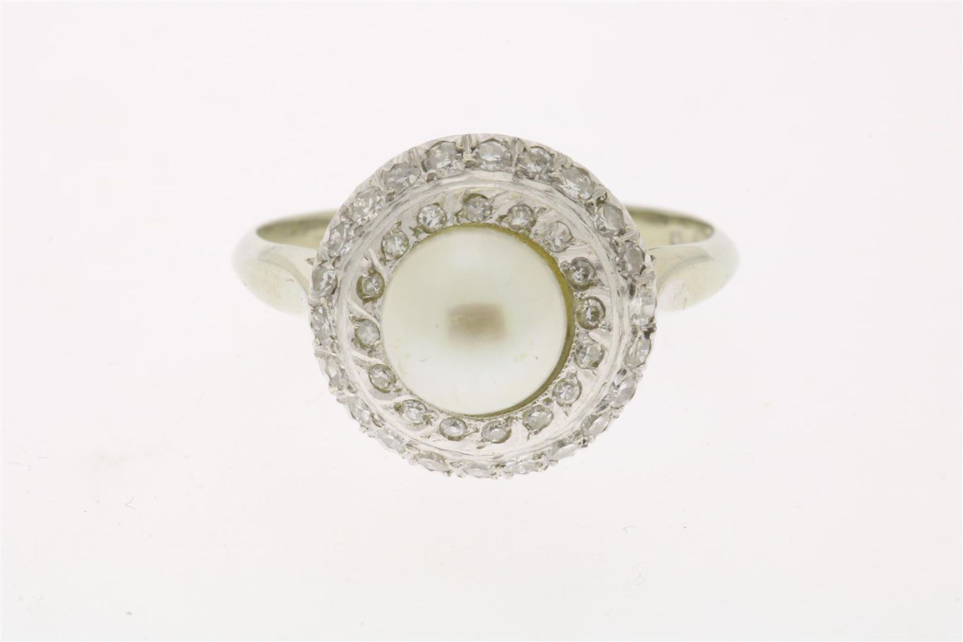 White gold ring centrally set with a cultured pearl, in a double entourage of diamond, approximately