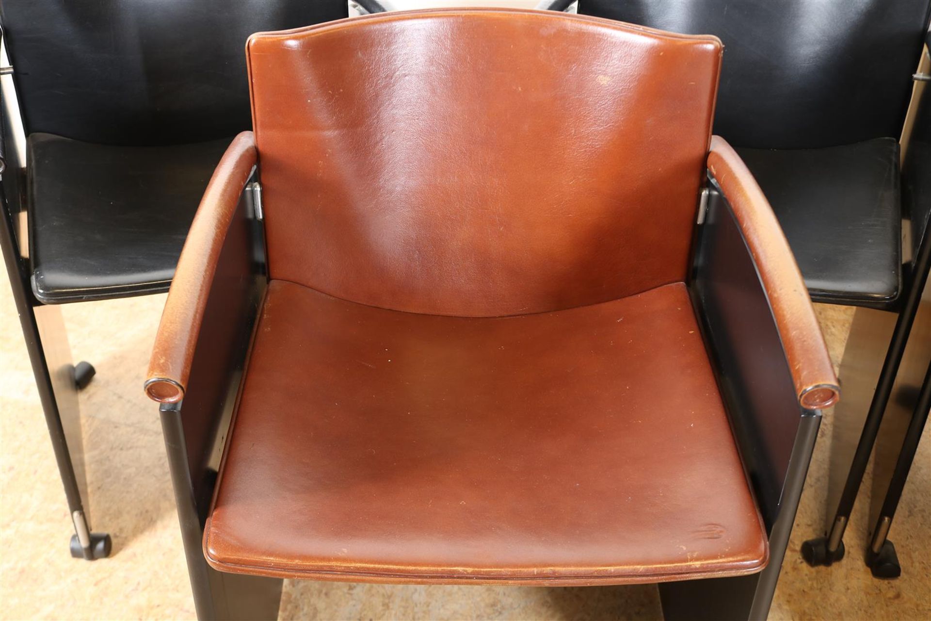 Series of 6 designer armchairs with leather upholstery, (2x brown and 4x black) on wheels, - Image 2 of 5