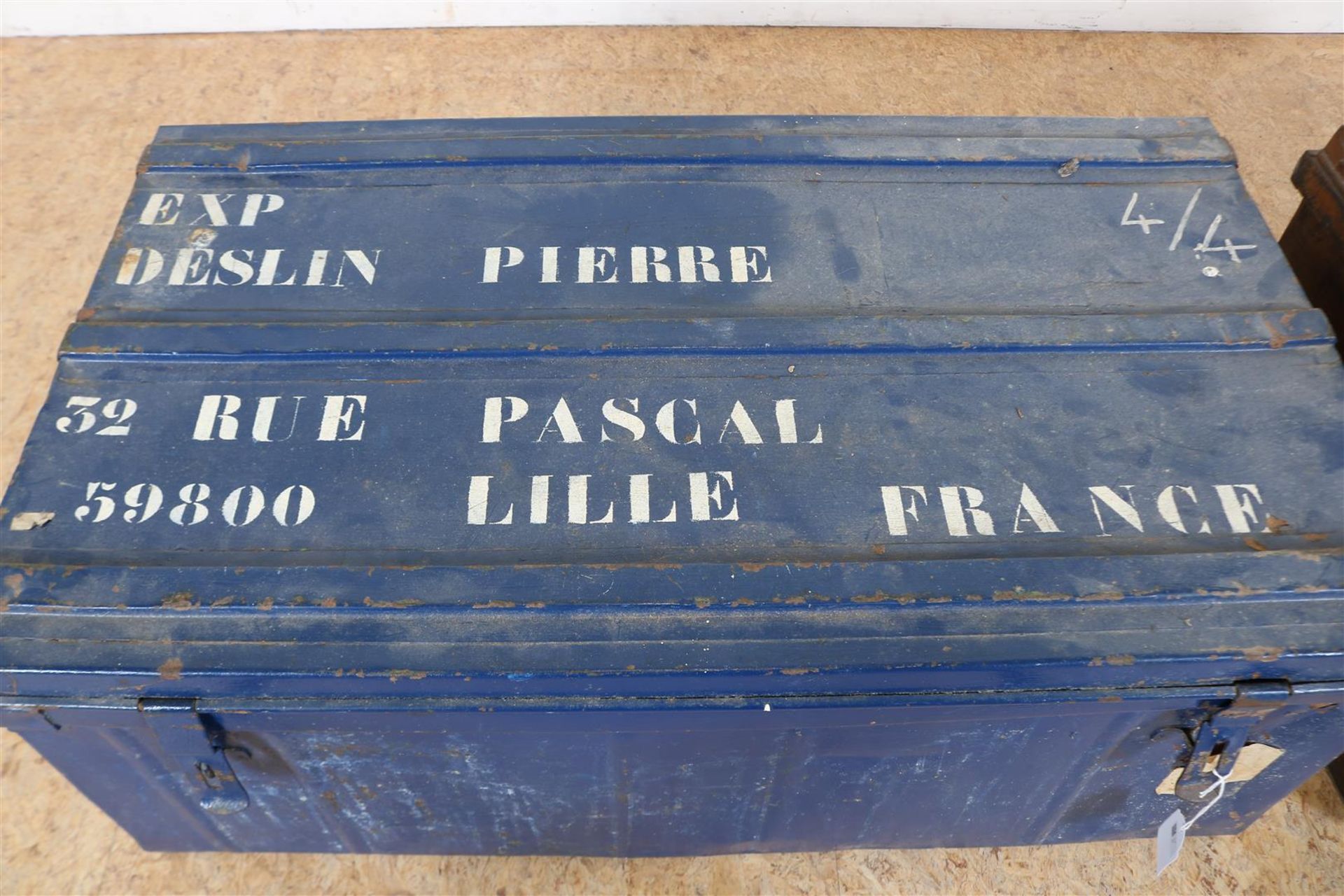 Lot of a blue-painted metal lidded box with text on the lid, 37 x 88 x 51 cm., and a brown-painted - Image 2 of 5