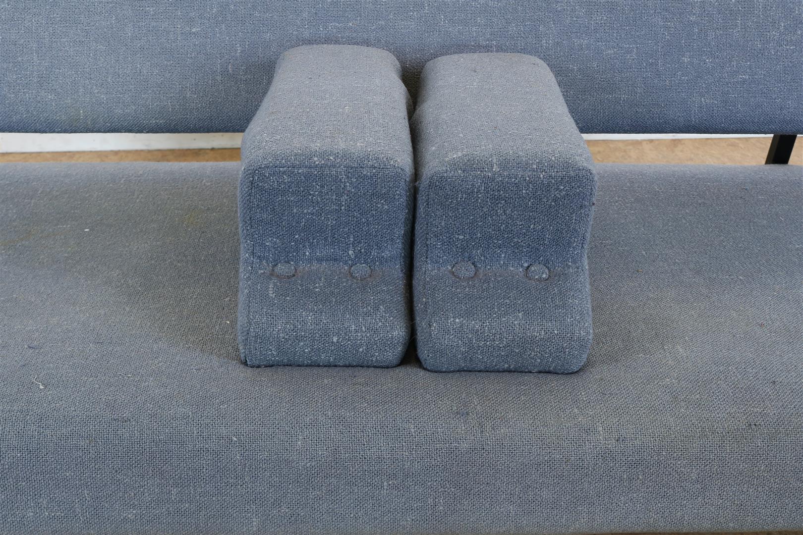 Designer sofa bed with gray wool upholstery and 2 loose cushions on a black base, Martin Visser, - Image 6 of 8