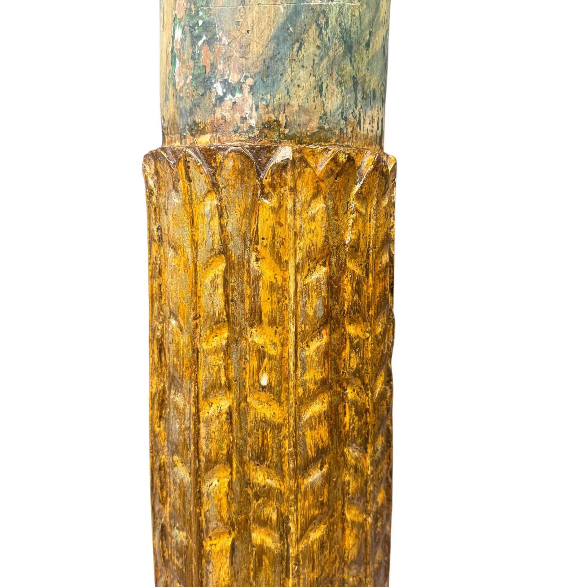 Carved wooden column with lacquer and gold finish - Image 6 of 7