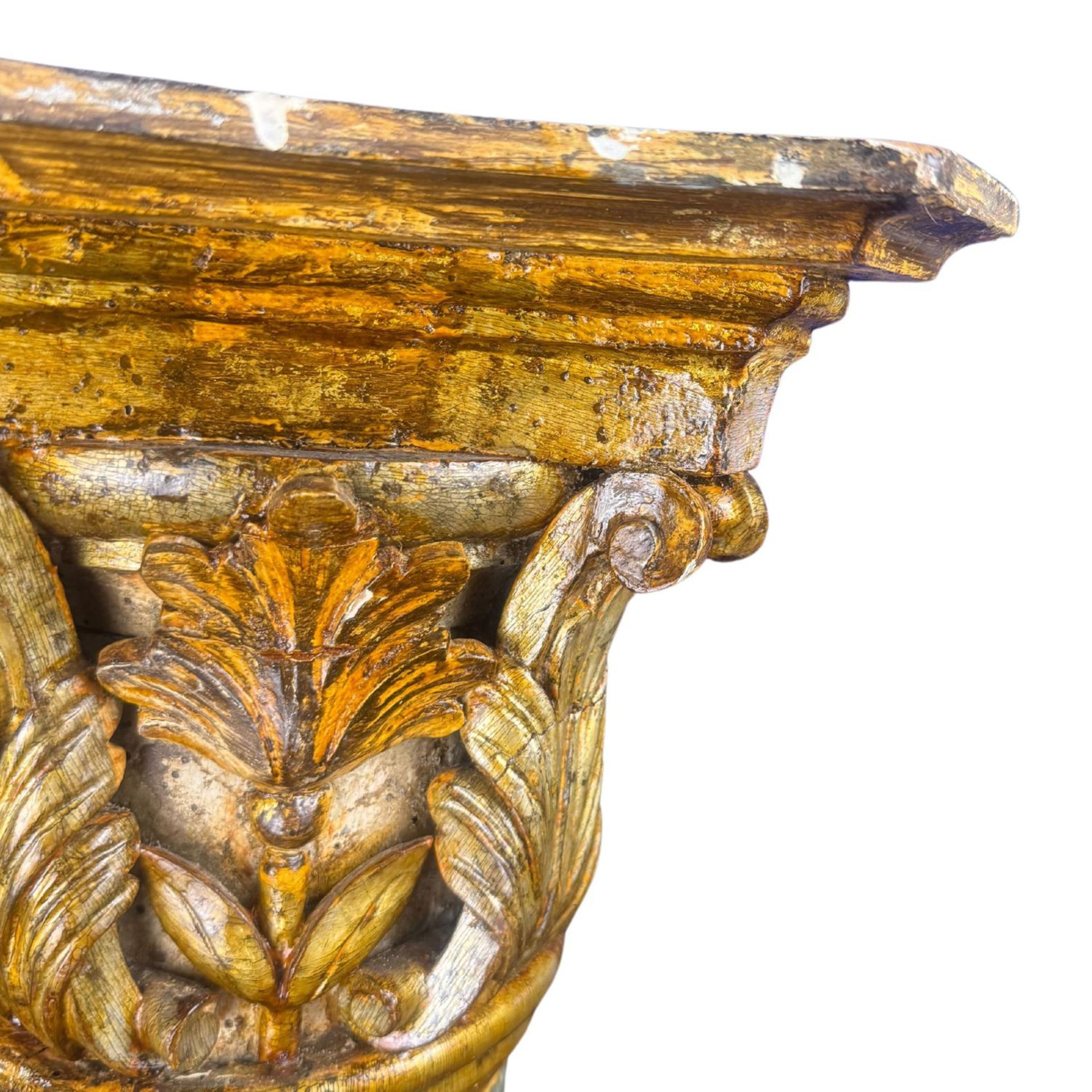 Carved wooden column with lacquer and gold finish - Image 3 of 7