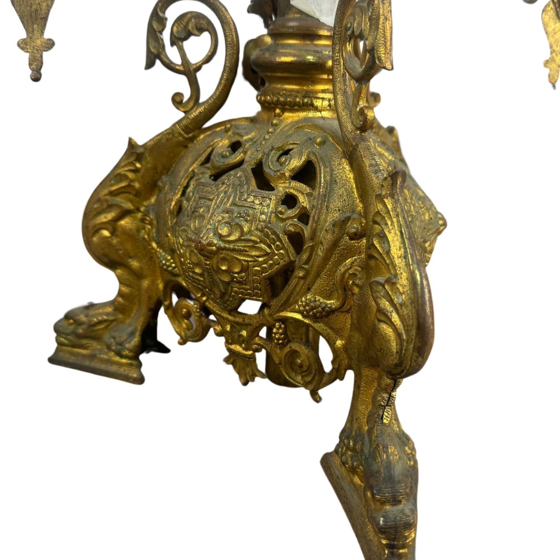 Finely chiseled and gilded bronze candelabrum - Image 4 of 10