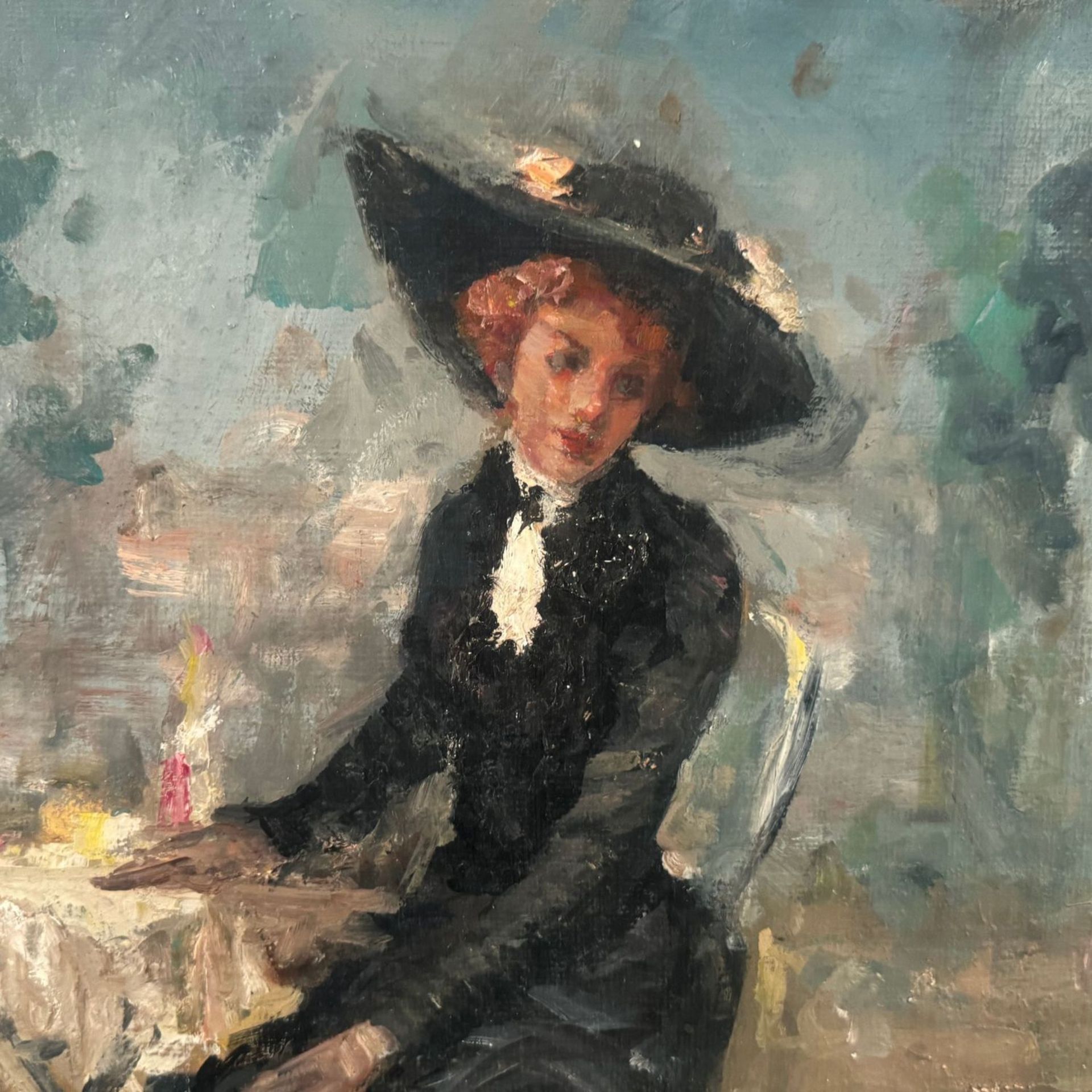 Woman in an elegant dress sitting at a small table - Bild 2 aus 5