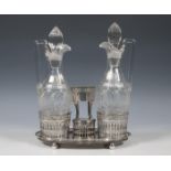Kristallen olie- en azijnstel met zilveren houder, vroeg 19e eeuw,