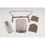 Sigarettenkoker, twee beursjes, tasbeugel en kristallen parfumflacon, ca. 1900,