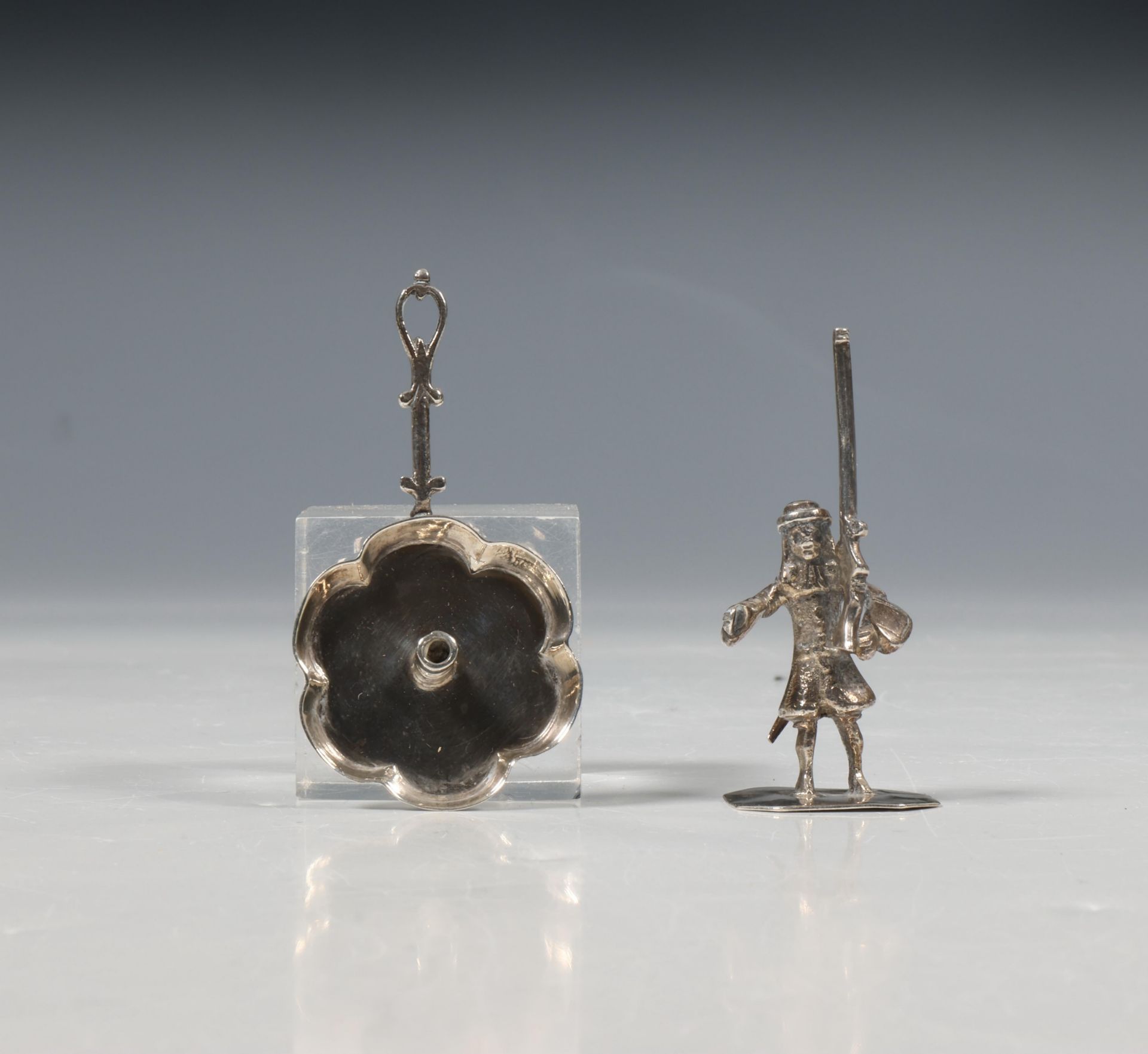 Miniatuur, soldaat Haarlem 18e eeuw en blaker,