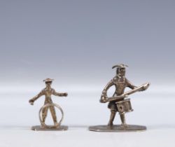 Twee zilveren miniaturen, trommelaar en hoepelaar, 18e eeuw,